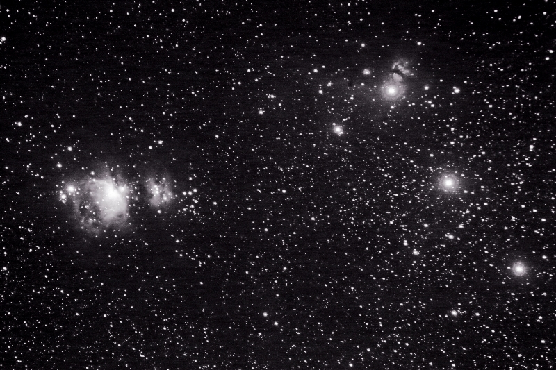 Visitantes observando por telescopio en la noche